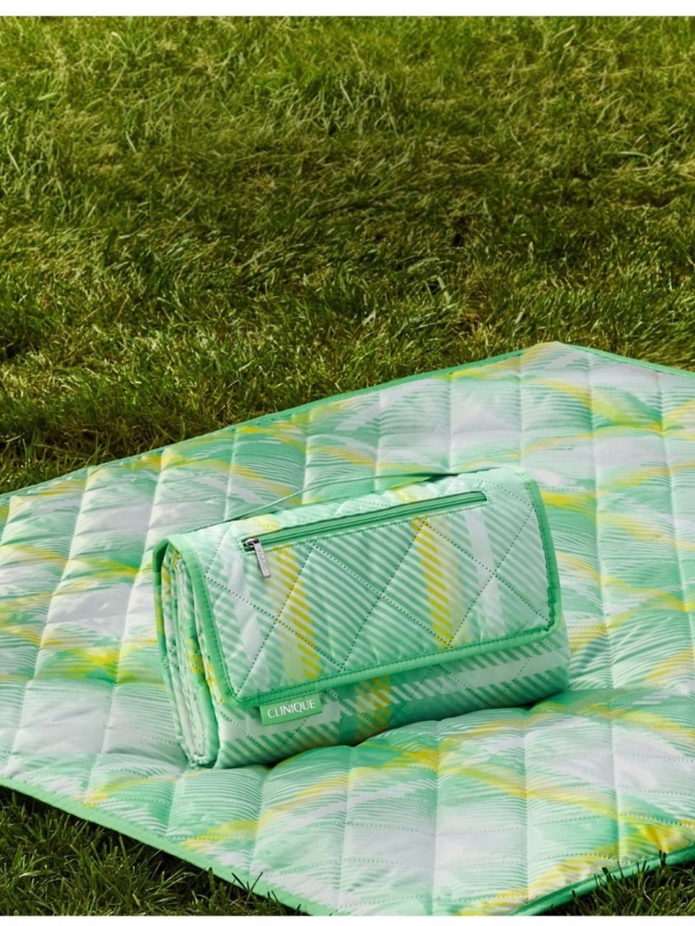 New Clinique Green Quilted Padded Travel Picnic Blanket